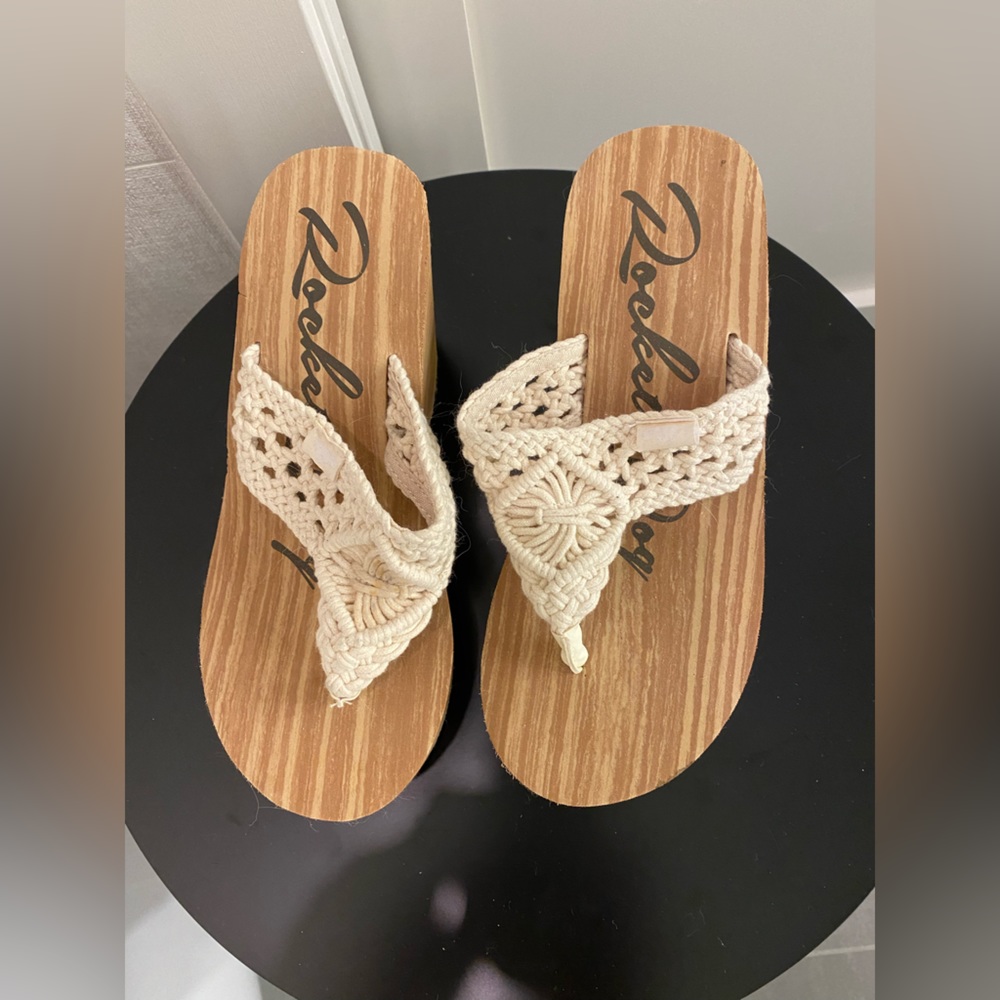 NWT Rocket Dog platform flip flops with crocheted straps, size 7.